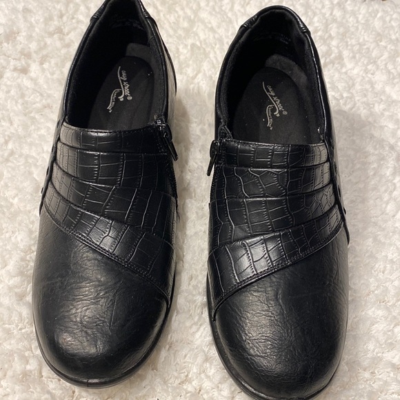 easy street Shoes - Womens Easy Street solid black slip on zipper shoes 👞 size 10W.  EUC
